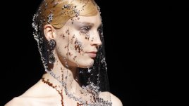 Шалът – как да го носим през топлите месеци