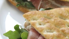 Панини с прошуто и ементал