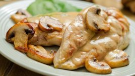 Печено пилешко с гъби и моцарела