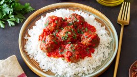 Кюфтета със сос и ориз