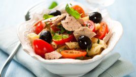 Салата с паста, риба тон, маслини и сирене 