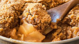 Ябълков пай със заквасена сметана и орехи