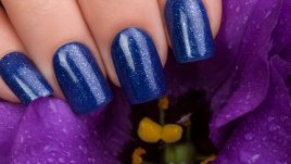 13 идеи за маникюри в тъмни нюанси с блясък