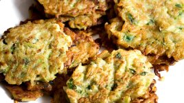 Кюфтета от тиквички с пармезан и дресинг