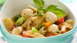 Салата с паста, бейби моцарела и песто