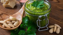 Бадемово песто с чесън и босилек 