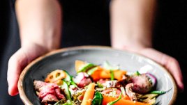 Салата с пилешки гърди, сирене Грюер и дресинг