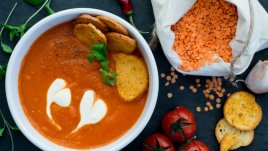 Крем супа с червена леща и домати