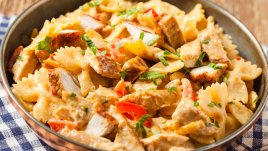 Паста с пилешко, сметана и зеленчуци