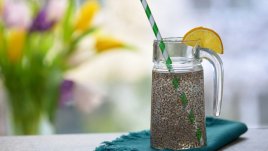 Детокс напитка с вода, семена от чиа и лимон