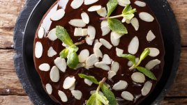 Пухкава палачинка със сладко и шоколад