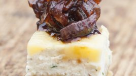 Тост с горгондзола и карамелизиран лук