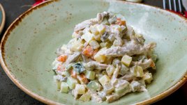 Салата Оливие с пилешко