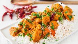 Тайландско пикантно пиле с босилек и ориз 