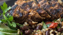 Салата с кафяв ориз и пилешки гърди