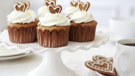 Джинджифилови мъфини с глазура от крема сирене 