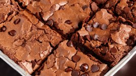 Брауни с тъмна бира, черен и бял шоколад