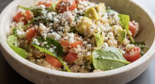 Енергийна салата с риба тон и киноа