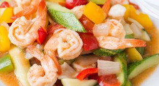 Бързо запържени скариди и зеленчуци