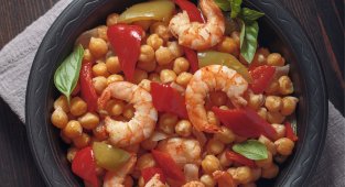 Пикантни скариди с нахут на тиган