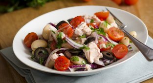 Салата с риба тон и бял боб