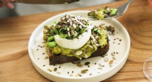 Протеинов тост с авокадо и бурата