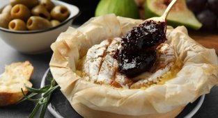Запечено сирене бри със сладко от череши по рецепта на Марта Стюарт