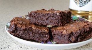 Брауни с много шоколад и кафе
