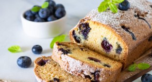 Сочен кекс със сини боровинки