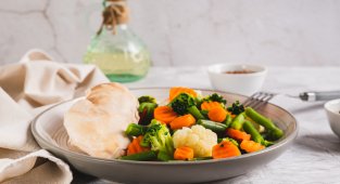 Протеинов обяд: Пилешки гърди с чесън и билки