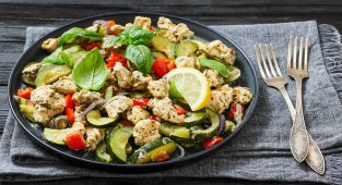 Пуешко с лимон, билки и тиквички на тиган