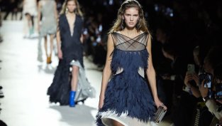 Бляскави материи и асиметрични линии в колекцията на Louis Vuitton за есен/зима 2024/2025