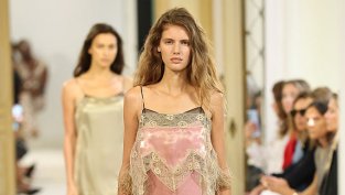Alberta Ferretti за пролет/лято 2027: Дантела и флорални мотиви, подчертават женствеността (+Снимки)