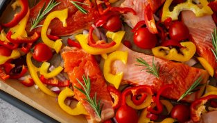 Сьомга със зеленчуци на фурна за  30 минути