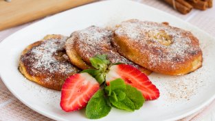 Пухкави катми с банани и ягоди