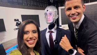 Роботът Робърт пристигна с костюм за участие в „България сутрин“