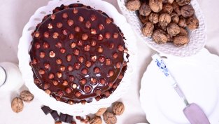 Много шоколадова торта с лешници без печене