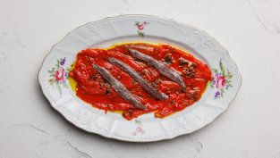 Ароматна есенна салата с печени чушки и аншоа