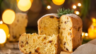 Панетоне със сушени плодове и бадеми в хлебопекарна