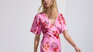 Елегантност и комфорт: Изборът на дълга рокля за сватбено събитие