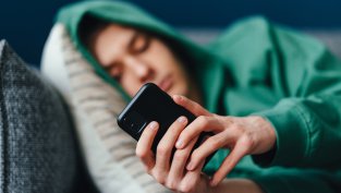 Репликата &bdquo;остави този телефон&ldquo; кара детето да не иска да разговаря с нас