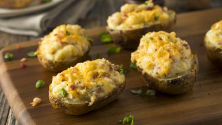 Вкусна лятна разядка: Пълнени картофи с бекон и сирене