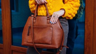 Чантите на есен 2025 – шик в кафяво и змийски принт