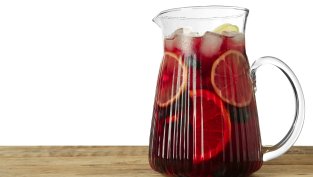 Сангрия с червено вино, плодове и канела