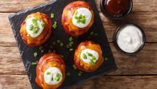 Бюджетен обяд: Печени картофи със заквасена сметана и лук