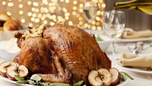 Празнична печена пуйка със сос грейви
