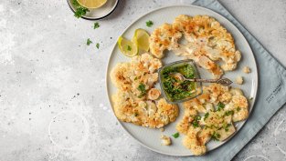 Вегетарианска пържола от карфиол с подправки и масло