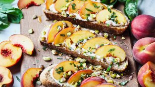 Тост с рикота, праскова и шамфъстък