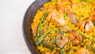 Пиле с къри, ориз и боб