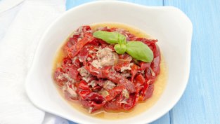 Италианска салата с печени чушки и риба тон